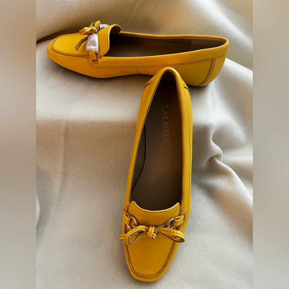 Cute Size 9 yellow flats